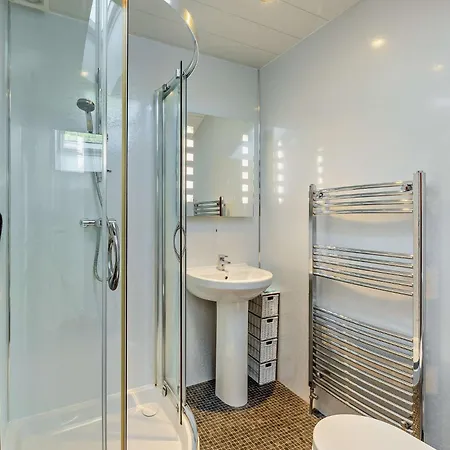 Holiday home 2 Bed In Sz145 *